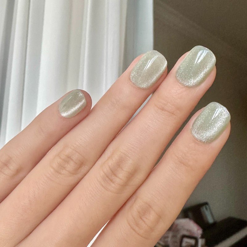 Chasing cat's eye - lake green short mid nails - roranails