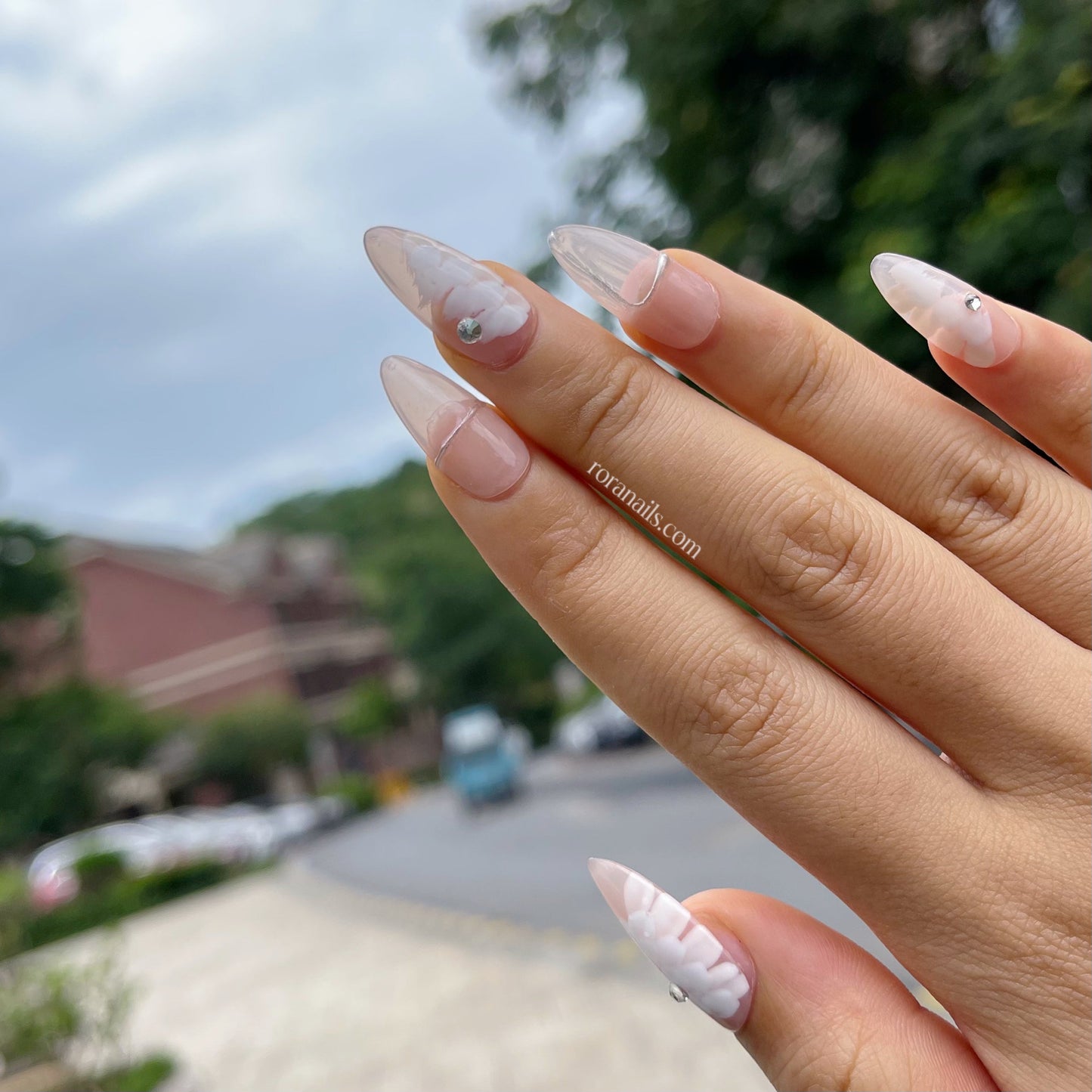 French Almond Feather - roranails